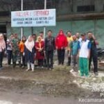 Babinsa Koramil 0201-04/MK dan Warga Bersatu Melalui Program Gotong Royong Membersihkan Lingkungan