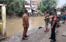 Babinsa Koramil 0201-05/MB Lakukan Pengecekan dan Monitoring Daerah Rawan Banjir Pasca Hujan Deras di Kota Medan
