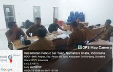 Babinsa Koramil 0201-13/PST Kodim 0201/Medan, Serda Muhammad Rasyid, Membahas Kebersihan Lingkungan untuk Antisipasi Banjir bersama Kades Amplas
