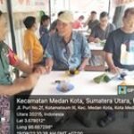 Babinsa Koramil 04/MK Serda Indra Putra Maha Jalin Komunikasi Sosial dengan Warga Binaan di Warung Pak Sahrul