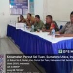 Babinsa Desa Bandar Klippa Mendampingi Penyaluran BLT di Aula Kantor Desa