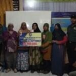 Serda Andri Meikagi Bancin Mendampingi Penyaluran BLT Dana Desa di Desa Bandar Labuhan