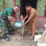 Babinsa Kodim 0201/Medan Berikan Bantuan Sembako kepada Anak Yatim Piatu di Desa Naga Timbul