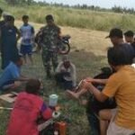 Babinsa Koramil 0201-12/Hamparan Perak Melaksanakan Gotong Royong Bersama Masyarakat di Desa Sei Baharu