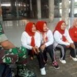 Babinsa Koramil 0201-13/PST Beri Semangat Ibu-ibu Team Senam Wilayah Binaan