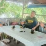 Komsos Babinsa Serda Samuri Untuk Jalin Keakraban Bersama Warga di Warkop