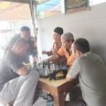 Babinsa Koramil 0201-06/MS Komsos Bersama Kepling & Warga di Warkop Bang Tomi