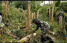 Babinsa Serda Winarto Tumbuhkan Rasa Kebersamaan Dengan Gotong Royong Bersama