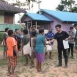Tebar Kebaikan Satgas Pamtas Yonif 111/KB & Tim Relawan Rumah Zakat Bagi-Bagi Jerigen Air