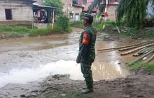 Sertu R Rangkuti Himbau Warga Bantaran Sungai Deli Untuk Tetap Waspada Banjir