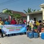Babinsa Kodim Tikung Distribusikan Air Bersih Untuk Masyarakat