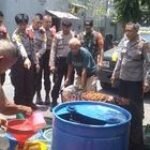 TNI-Polri Peduli, Ribuan Liter Air Bersih Dikucurkan di Kecamatan Deket