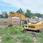 Babinsa Koramil 0201-10/MM Gotong Royong Massal Normalisasi Sunga Deli