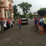 Babinsa Koramil 0201/MM Sertu Harsoyo Laksanakan Gotong Royong Untuk Jaga Kebersihan Wilayahnya