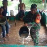 Babinsa Kelurahan Kampung Baru Bantu Bersihkan Rumah Warga Akibat Banjir