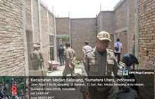 Babinsa Asam Kumbang Monitoring Pembongkaran Bangunan Tanpa SIMB