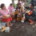 Manfaatkan Waktu Istirahat Siang, Babinsa Koramil 0201-08/MA Komsos Dengan Anak-Anak Di Lokasi TMMD