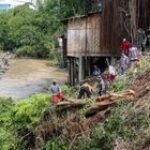 Gotong Royong Peduli Deli, Petugas Bersihkan Sungai di Kawasan Kampung Aur