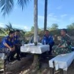 Babinsa Serma M Salim Dengan Personil Damkar Menjalin Keakraban
