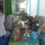 Babinsa Koramil 0201-10/MM Sertu Adi Erlan Komsos Bersama Siswi SMK Brigjen Katamso
