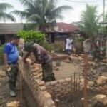 Personel Koramil 0201-09/MB Laksanakan Karya Bhakti Bedah Rumah Tidak Layak Huni