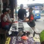 Babinsa Koramil 0201-08/MA Melaksanakan Kegiatan Komunikasi Sosial di Warung Kopi untuk Memantau Perkembangan Situasi Wilayah