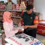 Babinsa Koramil 0201-05/MB Lakukan Pengecekan Kemungkinan Beredarnya Beras Plastik