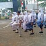 Babinsa Koramil 0201-10/MM SErtu Trisno Abadi Berikan Bimbingan Siswi PKL