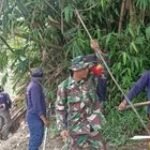 Babinsa Koramil 0201-12/HP Pelda Dian C Bersih Saluran Air dan Bantaran Sungai
