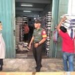 Babinsa Kelurahan Pusat Pasar Melakukan Pengecekan Diduga Beras Plastik Wilayah Binaan