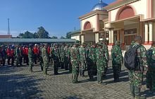 Danramil Kapten Inf Rahimin Beserta Babinsa Koramil 0201-10/MM Berdoa Bersama Sebelum Gotong Royong Massal Normalisasi Sungai Deli