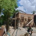 Babinsa 0201-10/MM Pasang Penyangga Untuk Rehab Rumah Tidak Layak Huni