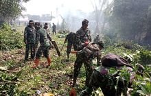 Babinsa Kodim 0201/Medan Bersama Masyarakat Beraksi Bersihkan Bantaran Sungai Deli