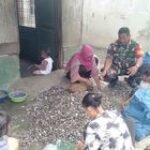 Babinsa Koramil 0201-09/MB Kunjungi Pengusaha Pengumpul dan Pengupas Kerang di Kelurahan Belawan Bahari
