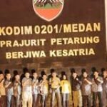 TNI Wartawan Tak Kenal Lelah Liputan TMMD Hingga Larut Malam
