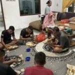 Sebungkus Nasi Personel Satgas Wujudkan Komsos dan Binter di Kawasan Wisata Siombak
