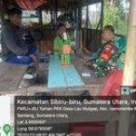 Babinsa Koptu Nanang Kaspri Komsos Bersama Warga Loumulgap