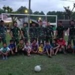 Seru dan Asik, Tim Satgas TMMD Bermain Sepak Bola Bersama Anak - Anak