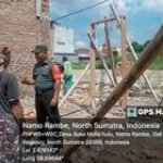 Babinsa Desa Suka Mulia Hulu Serka Aris Komsos Dengan Seorang Pekerja Bangunan Dusun I Desa Suka Mulia