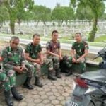 Peringatan Ziarah Nasional, Babinsa Koramil 0201-10/MM Laksanakan Karya Bhakti di TMP Jalan SM Raja Medan