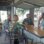 Sertu Adi Erlan, Babinsa Koramil 0201-10/MM Tingkatkan Silaturahmi Melalui Komsos di Taman Maharani