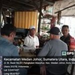 Babinsa Koramil 0201-08/MA Serda Tirto Jalin Komunikasi Bersama Warga Di Warung Kopi