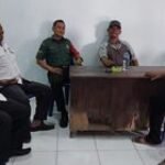 Tingkatkan Kerjasama, Babinsa Koramil 0201-13/PST Serda Maridi Laksanakan Komsos di Kantor Desa