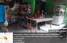 Dengan Ramah Tamah, Babinsa Koramil 0201-08/MA Serda Ahmad Hasibuan Sapa Warga Warung Kopi