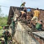 Babinsa Koramil Modo Bangun Kembali Rumah Warga Terdampak Puting Beliung