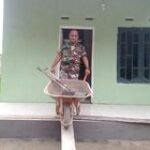 Babinsa 0201-05/MB Milik Wahyudi Lanjutkan Finishing Pemasangan Plafon RTLH
