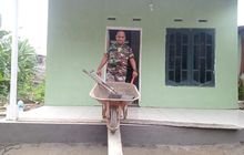 Babinsa 0201-05/MB Milik Wahyudi Lanjutkan Finishing Pemasangan Plafon RTLH