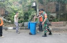 Melalui Gotong Royong, Sertu Naris Eko Bantu Wujudkan Lingkungan Bersih Indah Dan Nyaman