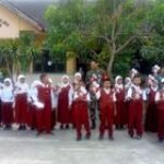Babinsa Sebar Pamflet, Kenalkan Butir-Butir Pancasila di Sekolah