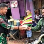 Satgas Rusa Hitam Bagikan Makanan Gratis